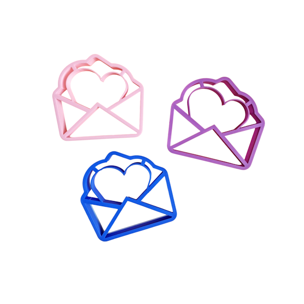 Вырубка пластиковая "Конверт с сердцем" 8,5*8 см