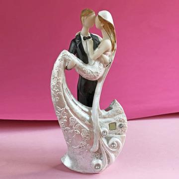 Фигурка фарф Свадебная пара (на руках)